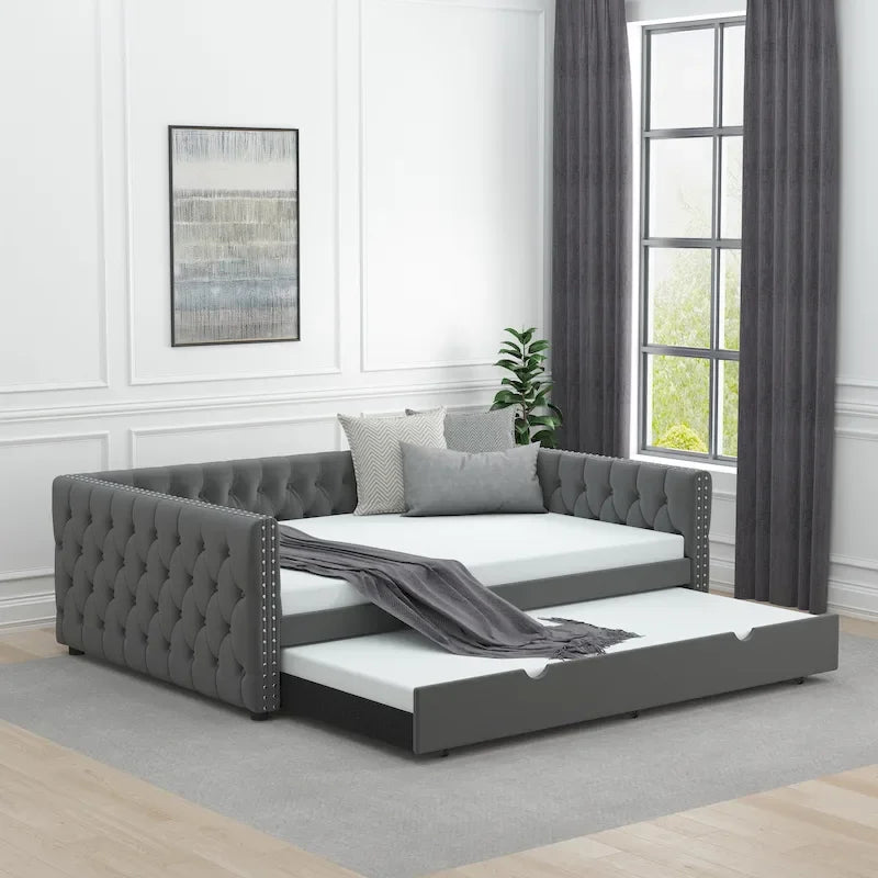 Lit de repos rembourré en velours gris grand format avec boutons et clous en cuivre