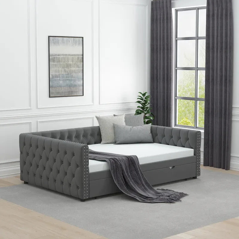 Lit de repos rembourré en velours gris grand format avec boutons et clous en cuivre