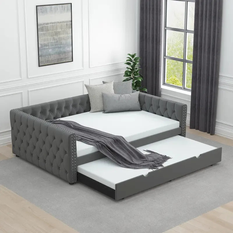 Lit de repos rembourré en velours gris grand format avec boutons et clous en cuivre