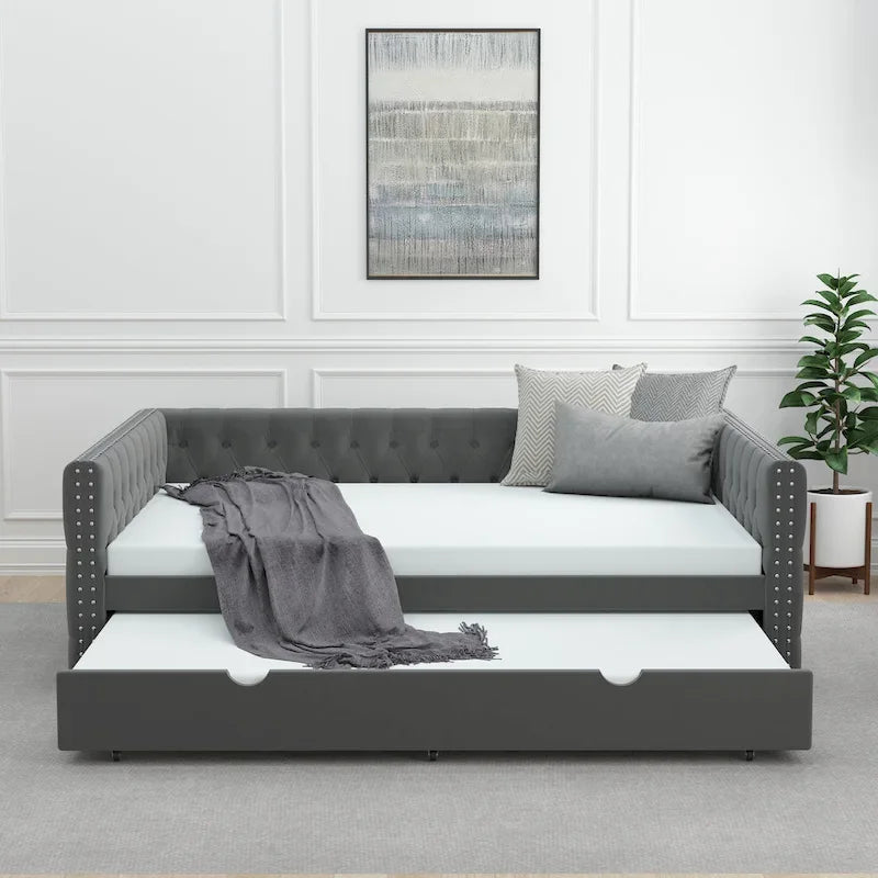 Lit de repos rembourré en velours gris grand format avec boutons et clous en cuivre