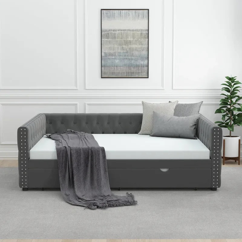 Lit de repos rembourré en velours gris grand format avec boutons et clous en cuivre