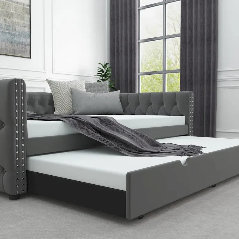 Lit de repos rembourré en velours gris grand format avec boutons et clous en cuivre