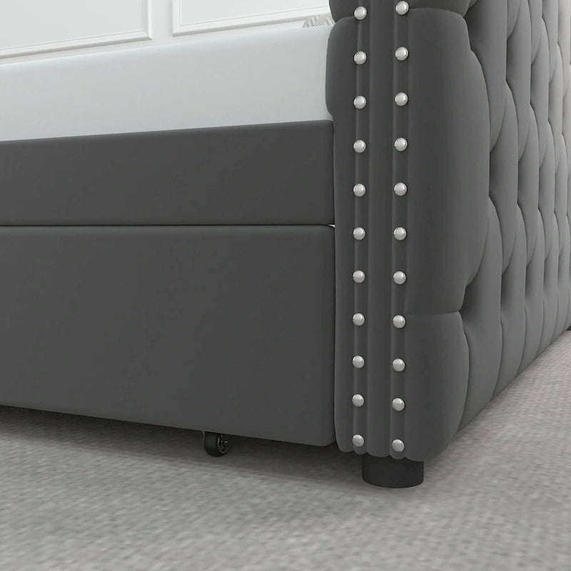 Lit de repos rembourré en velours gris grand format avec boutons et clous en cuivre