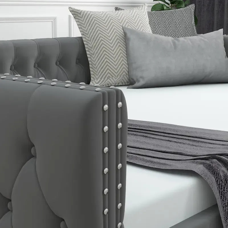 Lit de repos rembourré en velours gris grand format avec boutons et clous en cuivre
