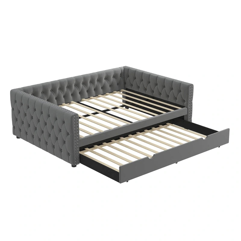 Lit de repos rembourré en velours gris grand format avec boutons et clous en cuivre