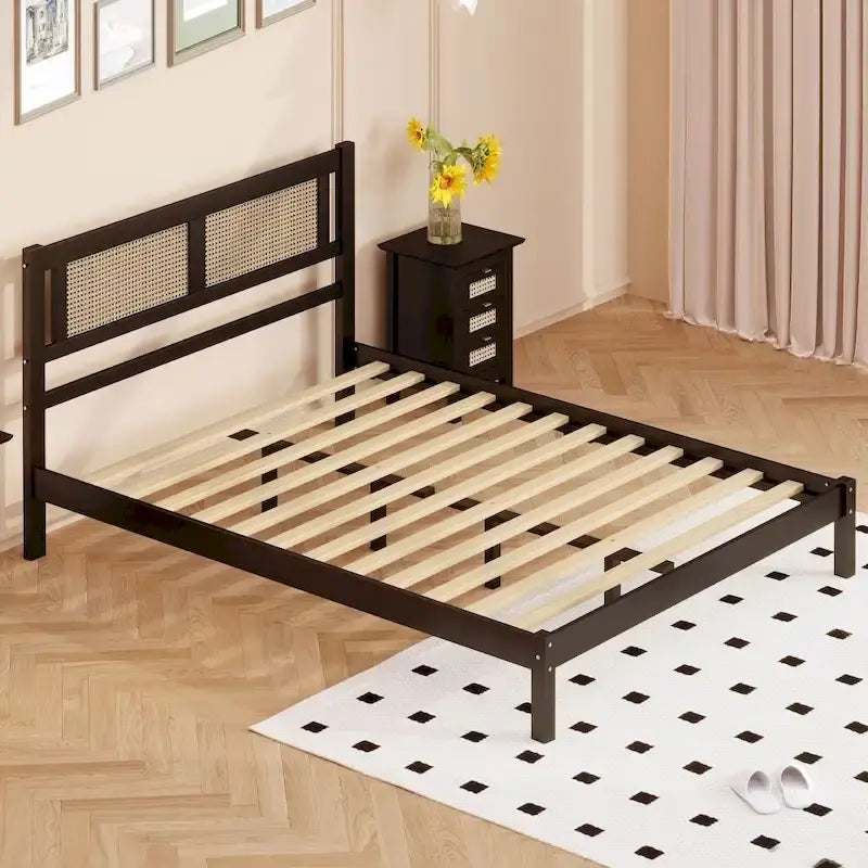 Lit plateforme en bois Queen Size avec tête de lit en rotin naturel, élégance exquise et charme minimaliste