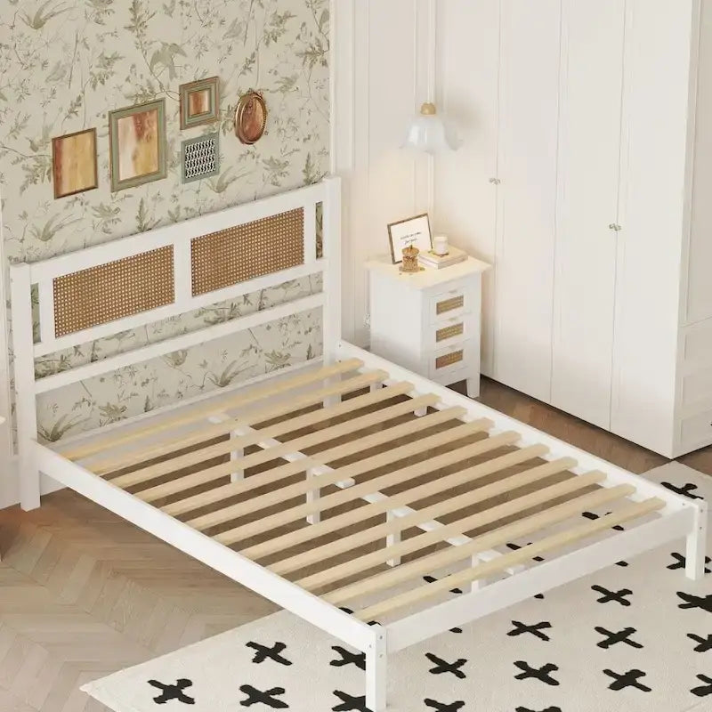 Lit plateforme en bois Queen Size avec tête de lit en rotin naturel, élégance exquise et charme minimaliste
